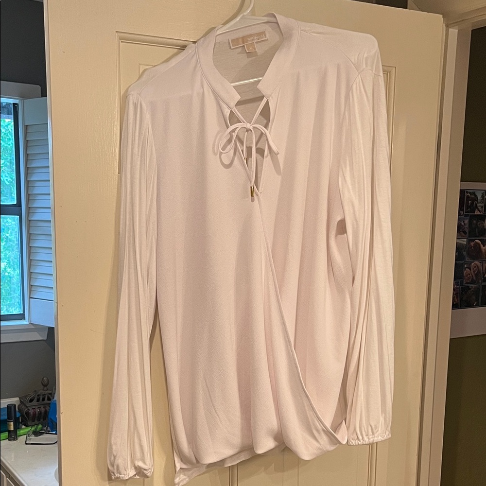 Michael Kors Elegant and Easy. White Blouse with Tie Detail ! Gorgeous draping !